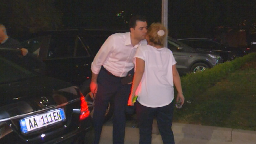 Negociatat dhe kriza politike, Kryemadhi i shkon në zyrë Bashës