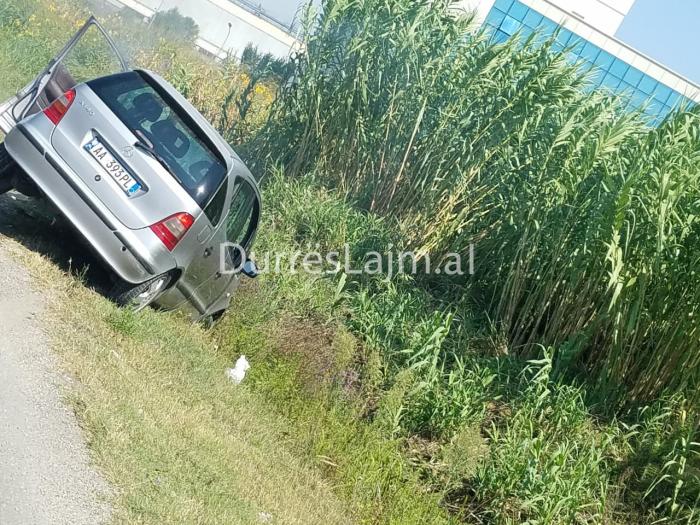 Aksidentohet “Benz-i” në autostradën Durrës-Tiranë (FOTO)
