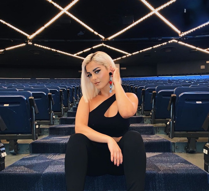 I tha se e mban famën me të pasme, Bebe Rexha i kthehet në shqip komentueses