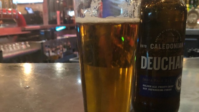 Gazetari paguan plot 68 mijë dollarë për një shishe birrë