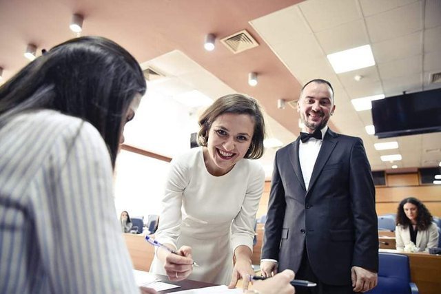 Sherri me grushte mes burrit të ministres Shahini dhe deputetit të VV-së, policia jep detaje