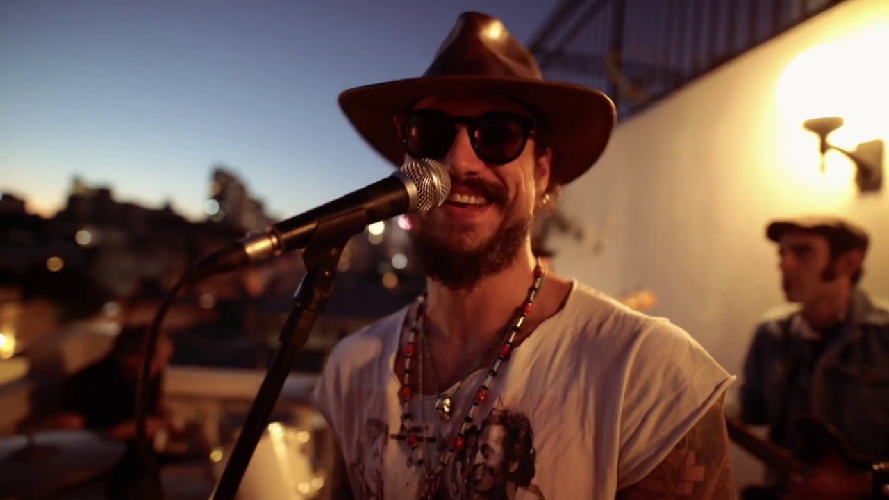 Braktisi futbollin për muzikën, Maradona mund ta rikthejë sërish në fushë