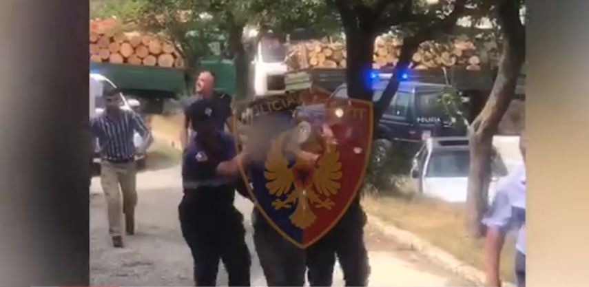 Momenti i arrestimit të vrasësit në Bulqizë, shoqërohet edhe vëllai i tij (VIDEO)