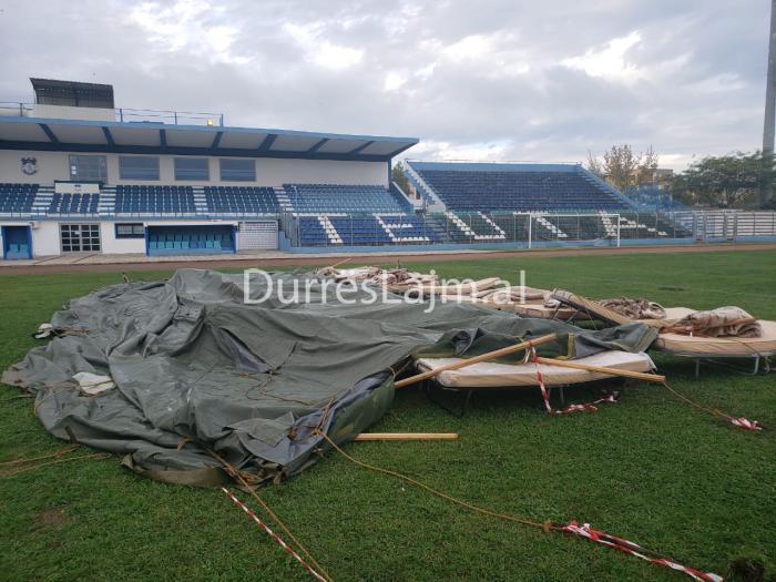 Stuhia në Durrës dëmton çadrën e tërmetit (VIDEO)