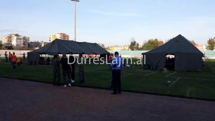 Dy çadrat e ushtrisë spostohen brenda stadiumit “Niko Dovana” (FOTO)