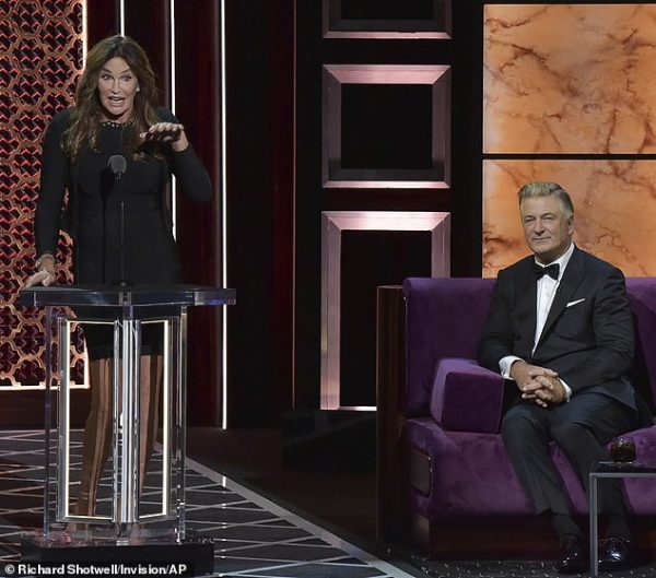 Caitlyn Jenner bën shaka për transformimin e saj: Thjesht e nxora në pension