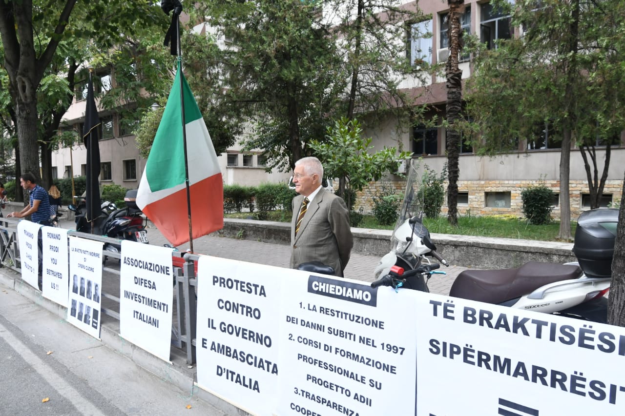 Biznesmenët italianë protestë para ambasadës në Tiranë