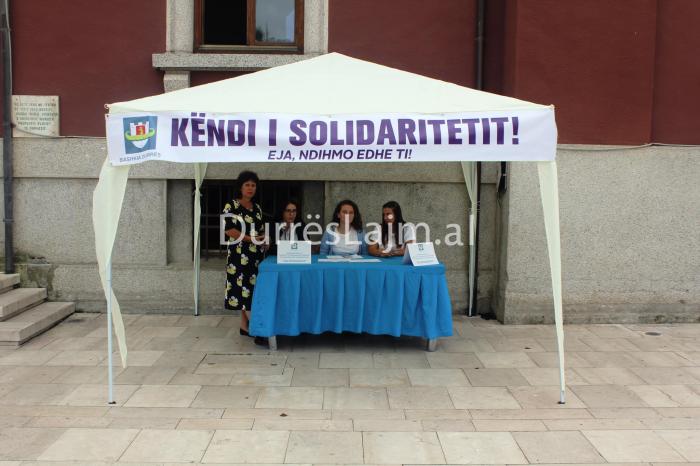 Ngrihet pranë Bashkisë Durrës një qendër ndihmash për të prekurit nga tërmeti (VIDEO)