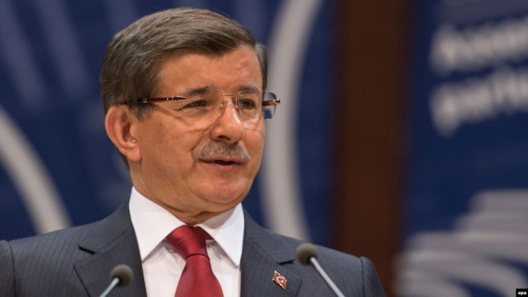 Ish-kryeministri turk jep dorëheqje nga partia e Erdoganit