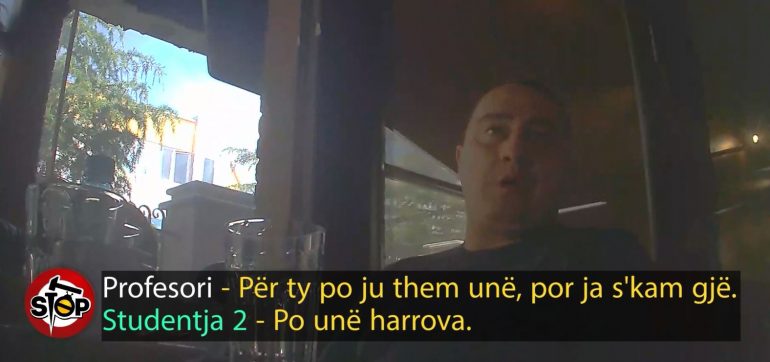 I kërkoi favore seksuale studentes, pezullohet nga detyra pedagogu