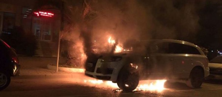 Shpërthen bombola e gazit, shkrumbohet “Audi”, plagoset pronari 26-vjeçar