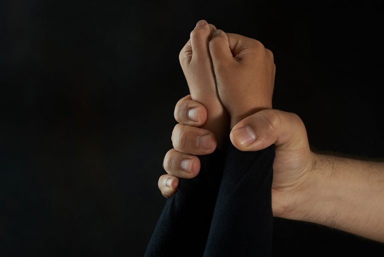 Raporti i World Vision/ Shifrat e frikshme: 70% e fëmijë nga 8-18 vjeç kanë përjetuar dhunë