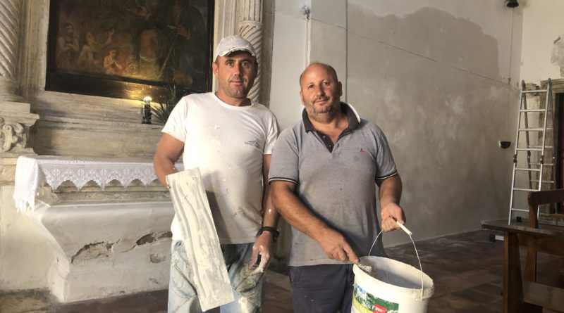 Dy emigrantët shqiptarë restaurojnë falas kishën italiane