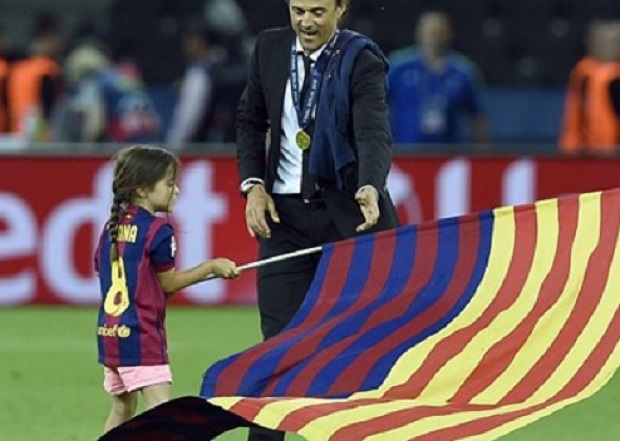 E turpshme: Rumunët fishkëllejnë kundër mbajtjes së zisë për vajzën e vdekur të Enriques