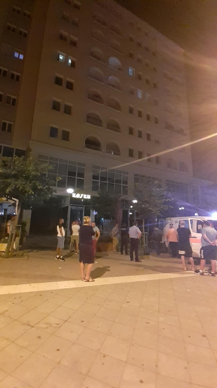 E rëndë/ Burri ther gruan dhe pastaj hidhet nga kati i 4-rt i pallatit (FOTO)