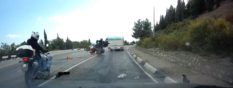 Motoristi me pasagjerin “fluturojnë në ajër” pas përplasjes në parakalim (VIDEO)