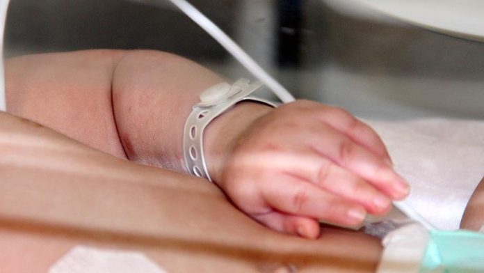 E pazakontë, lind foshnja me dy gjini në Prishtinë