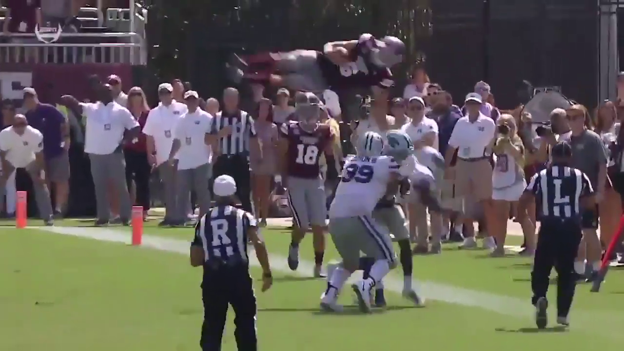 Futbolli amerikan/ Lojtari ‘fluturon’ në ajër, përplasja bën xhiron e botës