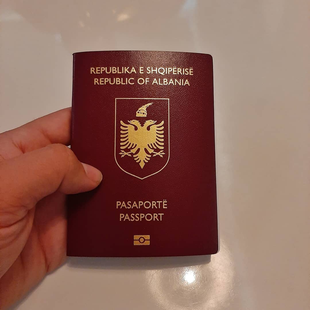 Këngëtari nga Kosova merr nënshtetësi shqiptare: E kam dashur si fëmijë