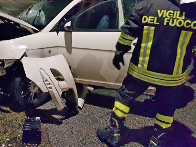 Aksident i rëndë për 3 shqiptarë në Itali, përplasen me shtyllën