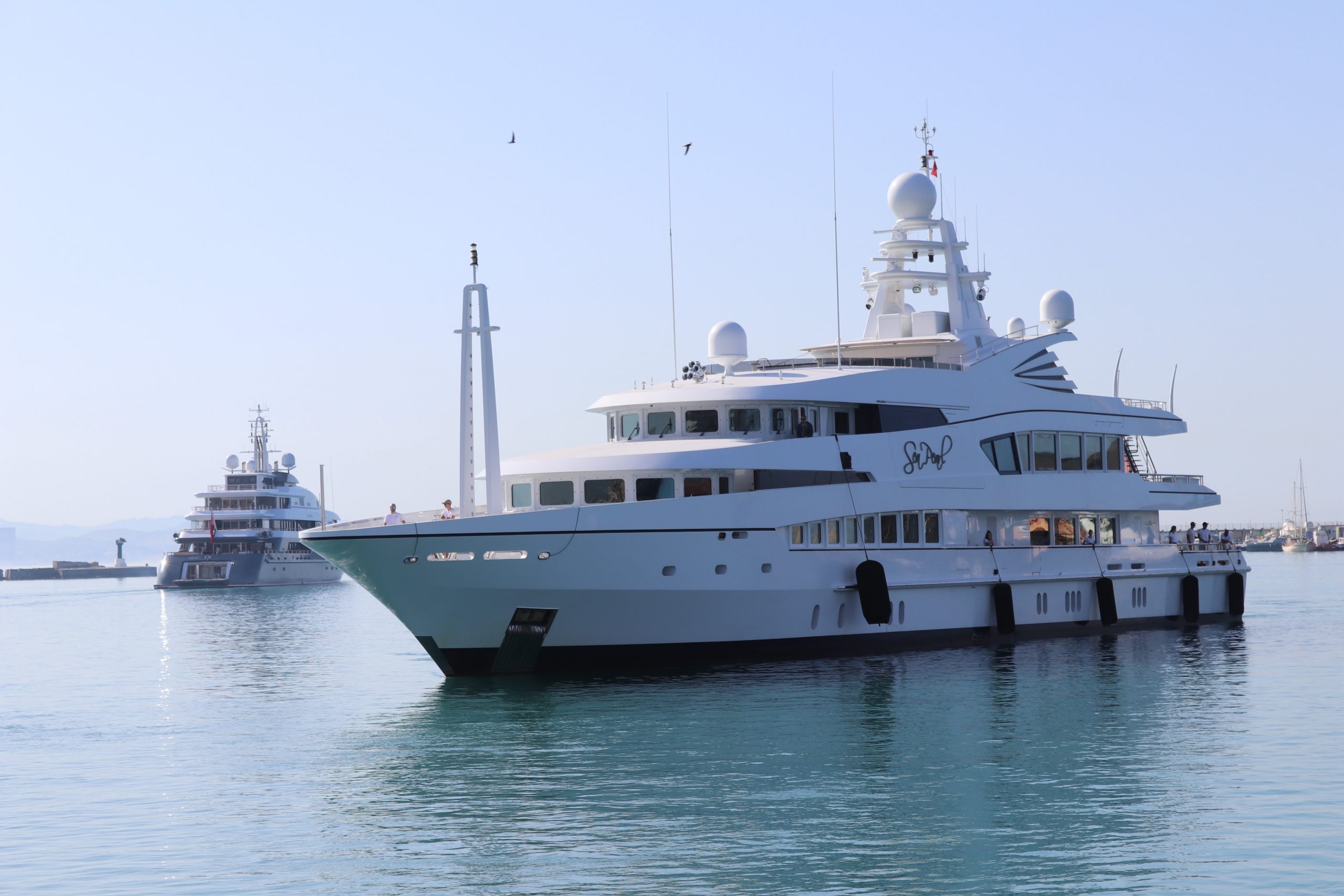 Të pasurit zbarkojnë në Durrës, 6 jahte luksozë të ankoruar në port (FOTO)