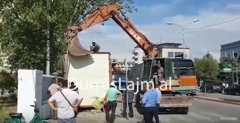 Nis aksioni në Durrës për largimin e kioskave pranë shkollave (VIDEO)