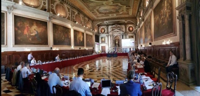 Komisioni i Venecias “zbarkon” nesër në Tiranë, zbardhet axhenda e takimeve në Kuvend