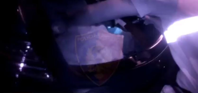 Kapet me pistoletë në makinë, banorët lajmëruan policinë (VIDEO)