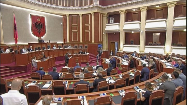 Sesioni i ri parlamentar, qeveria në sulm ndaj Metës