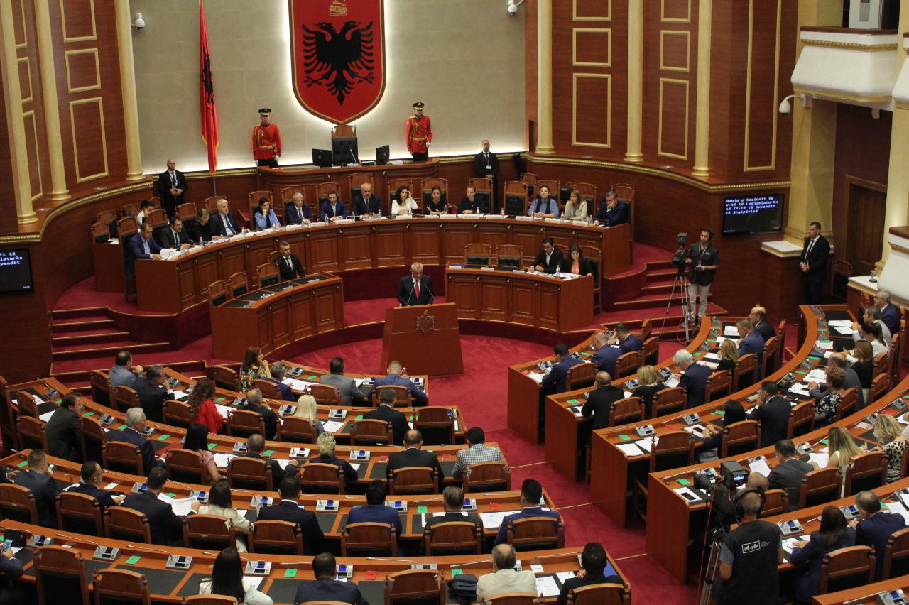 Kuvendi seancë në 10:00, në rend dite 8 dekretet e Metës