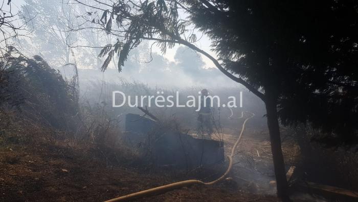 Bie zjarr i madh në Durrës (FOTO)