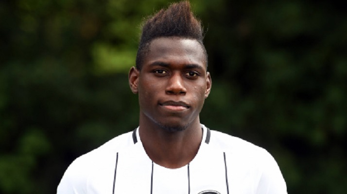 Mbrojtësi gjerman padit të ëmën, i vodhi 6 bluza futbolli