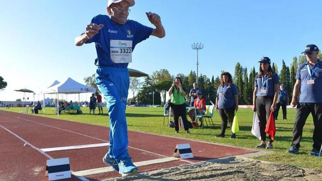 Medalje e artë për 103-vjeçarin, kampion në kërcim për së gjati