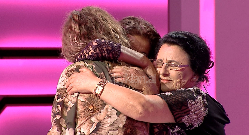 Historia tronditëse nga Durrësi/ E dinte vajzën të vdekur, përqafohen për herë të parë pas 35 vitesh!