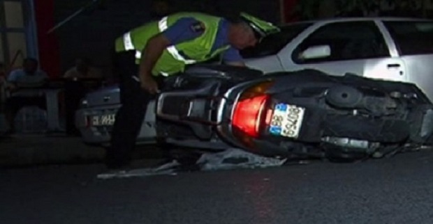 Aksident me vdekje, motori përplaset me makinën e parkuar