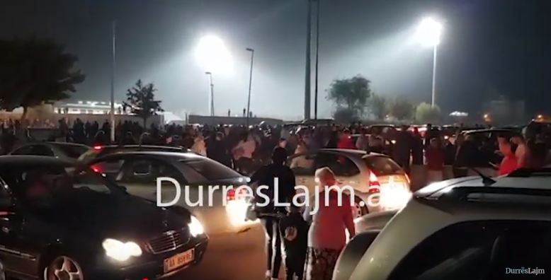 Paniku mbërtheu Durrësin, si u mbushën rrugët plot nga alarmi për tërmetin (VIDEO+FOTO)