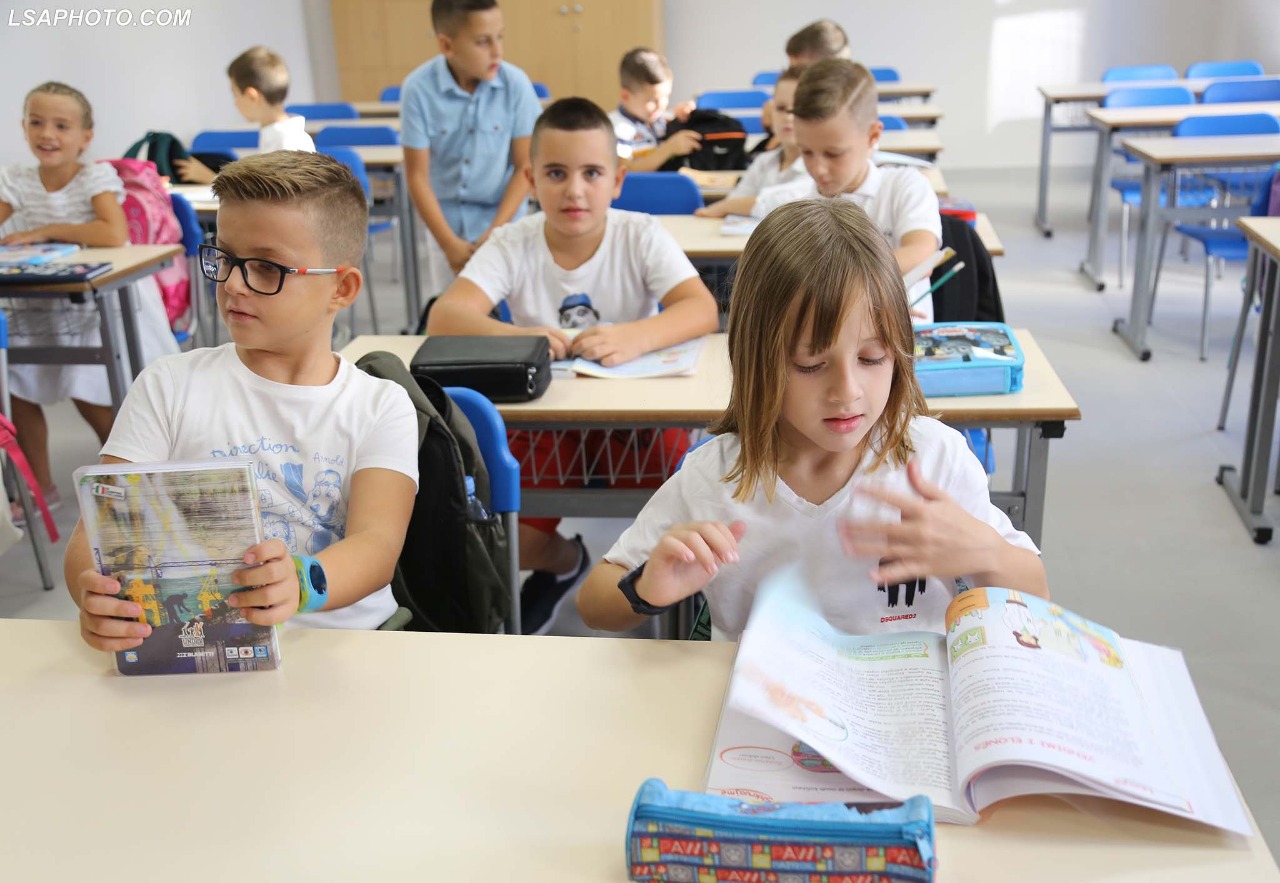 Nis viti i ri shkollor, sot 24 mijë nxënës ulen për herë të parë në banka