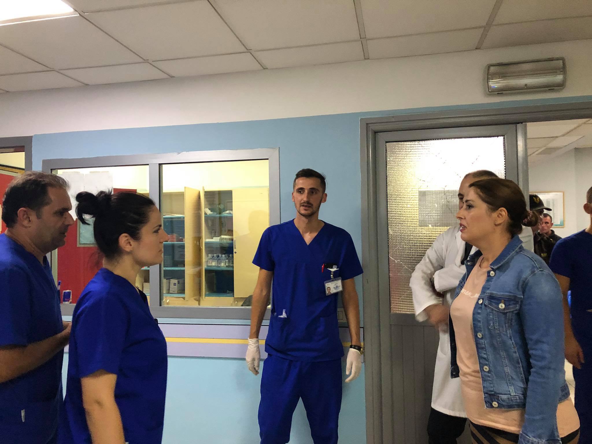 10 qytetarë nën kujdes mjekësor, pjesa tjetër lenë spitalet