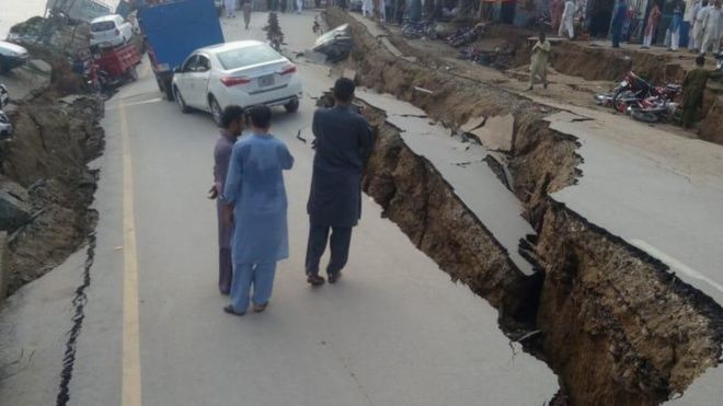Tërmeti me magnitudë 5.8 çan rrugët dhe shkatërron shtëpitë