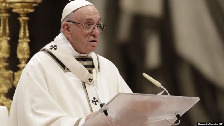 Papa Françesku kritikon botën për qasjen ndaj emigrantëve dhe refugjatëve