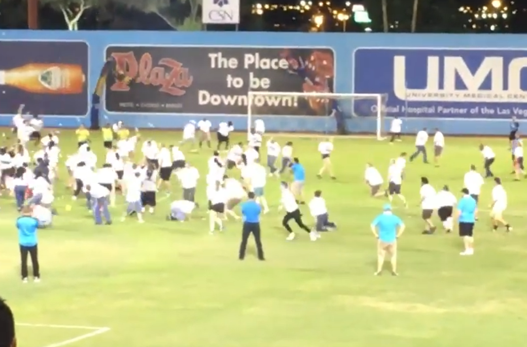 “Para nga qielli për tifozët”, klubi amerikan shpërndan 10 mijë dollarë (VIDEO)