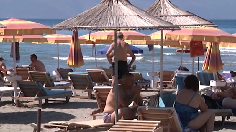 Plazh në vjeshtë/ Në Durrës pushues të shumtë këtë fundjavë