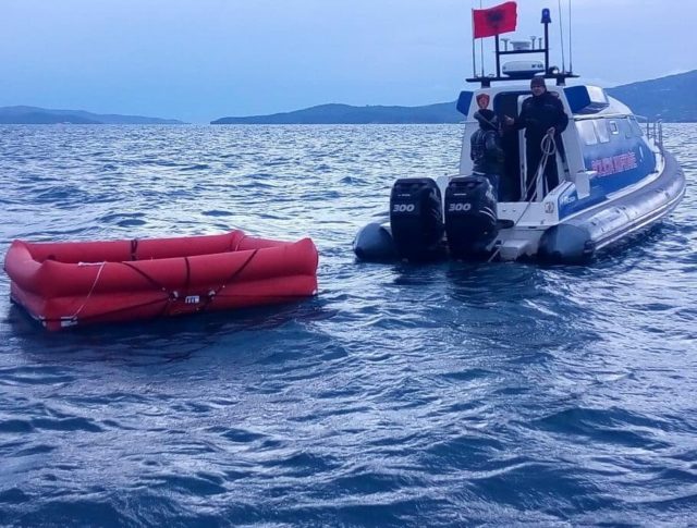 Gomonia pëson defekt në mes të detit, shpëtohen 5 personat në bordin e saj