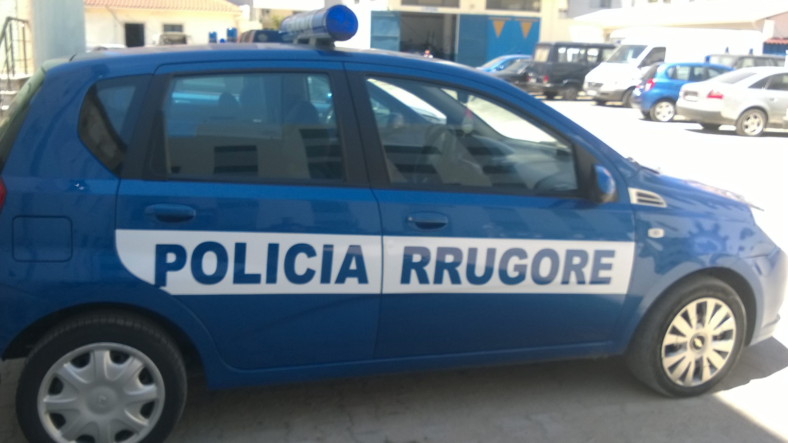 Makina del nga rruga, vdes pasagjeri 27-vjeçar, plagoset 21-vjeçarja