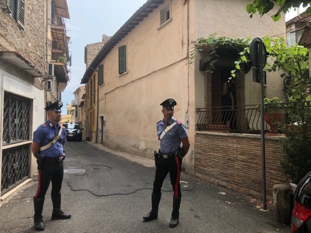 Shqiptari 10 ditë i varur në banesë, ja letrat e ngjitura që u gjetën në mure