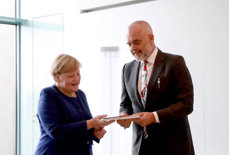 Merkel poston foton me Ramën, zbulon dhuratën që i ka bërë kryeministri