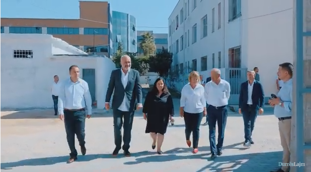 Durrës, Rama inspekton shkollën “Beqir Çela”, së shpejti rikonstruksion edhe konviktit (VIDEO)