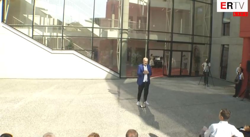 Batuta e Ramës në ditën e parë të shkollës: Më gjeni në frigorifer, në televizor po e po