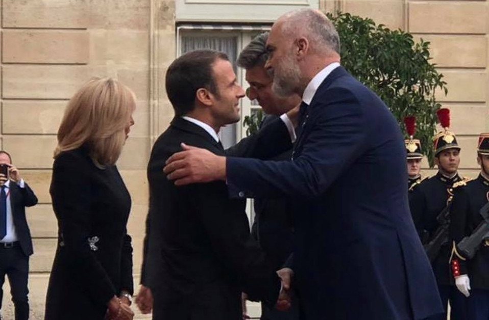 Negociatat/ Në pritje të vendimit të Francës, Rama shtrëngon duart me Macron