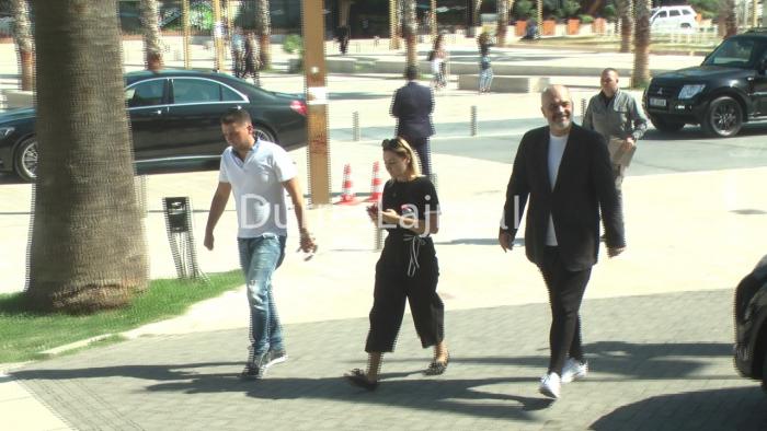 Rama mbërrin në Durrës, mbledhje me drejtuesit në Prefekturë (VIDEO+FOTO)